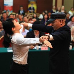 女白领瞬间变“钢板”，这不是传说是催眠 