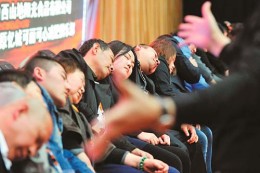 2014年3月21日，山西太原，短短两分钟催眠大师让人昏昏欲睡