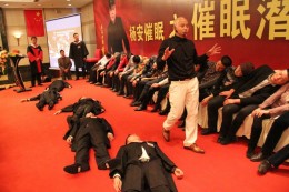 杨安教授4月15-16日蓉城开课《催眠潜意识》，众人现场被催眠