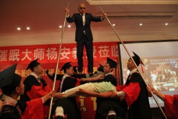 阶梯型人桥钢板催眠秀
