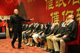 杨安教授瞬间催眠术表演