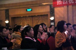 看到震撼的催眠秀表演的学员