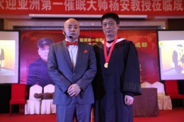 杨安与弟子合影
