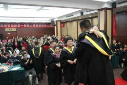 杨安家人与新拜师弟子热情拥抱