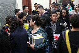 学员排队等待杨安教授签名