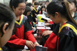 杨安教授现场为学员签名售书