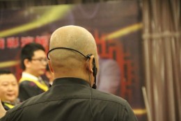 杨安教授巅峰演讲在舞台挥汗如雨