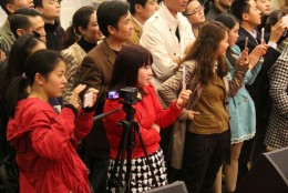 认真观看催眠的学员