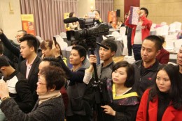 认真观看催眠的学员