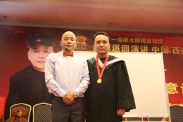 杨安与弟子合影
