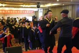 杨安教授与每一个弟子拥抱