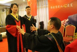 杨安弟子认真练习催眠中
