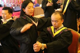 杨安弟子认真练习催眠中