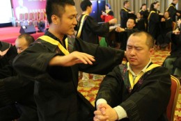 杨安弟子认真练习催眠中