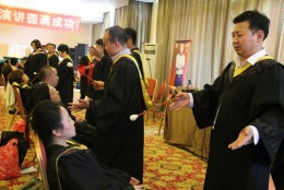 杨安弟子认真练习催眠中