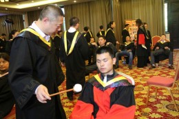 杨安弟子认真练习催眠中