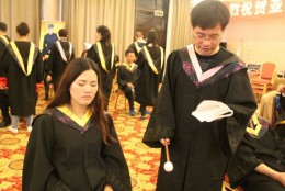 杨安弟子认真练习催眠中