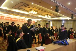 杨安弟子认真练习催眠中