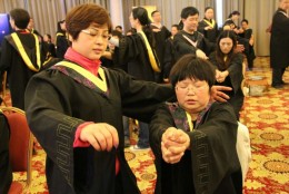 杨安弟子认真练习催眠中