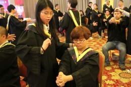 杨安弟子认真练习催眠中