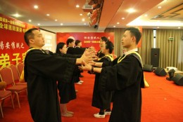 杨安弟子认真练习催眠中