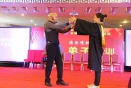 杨安教授耐心教弟子每一个催眠口令动作