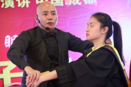 杨安教授耐心教弟子每一个催眠口令动作