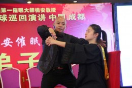 杨安教授耐心教弟子每一个催眠口令动作