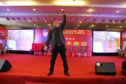 杨安教授耐心教弟子每一个催眠口令动作