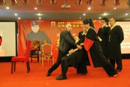 杨安教授耐心教弟子每一个催眠口令动作