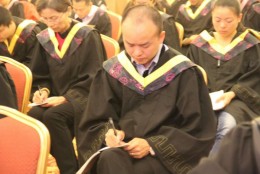 弟子们认真学习