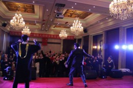 杨安教授现场撒红包