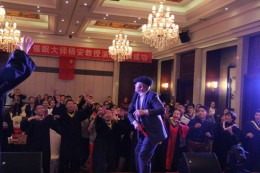 杨安教授现场撒红包