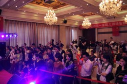 杨安教授课堂上专注的学员