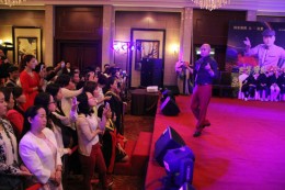 杨安教授课堂上专注的学员