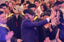 大师出场收到热烈欢迎