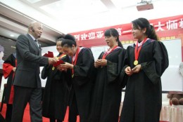 杨安教授为弟子带金牌