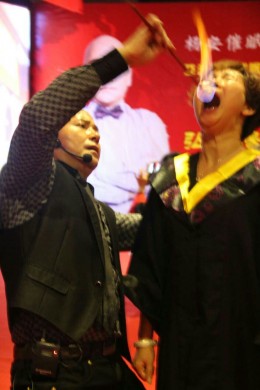 杨安催眠 吞火 克服恐惧