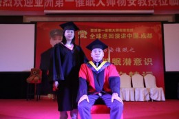 弟子与师父合影