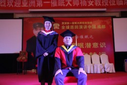 弟子与师父合影