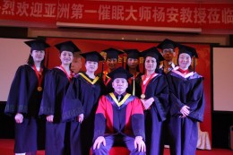 弟子与师父合影