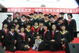 弟子与师父合影