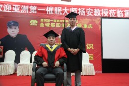 弟子与师父合影