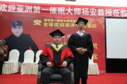 弟子与师父合影