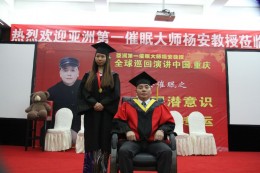 弟子与师父合影