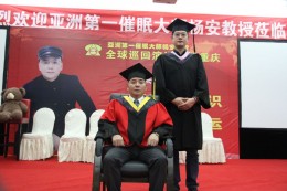 弟子与师父合影