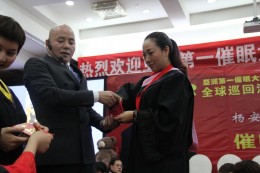 送报名学员金牌、风水币、红包