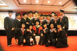 弟子与师父合影