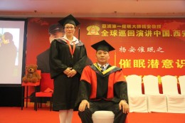 弟子与师父合影