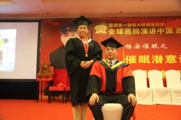 弟子与师父合影